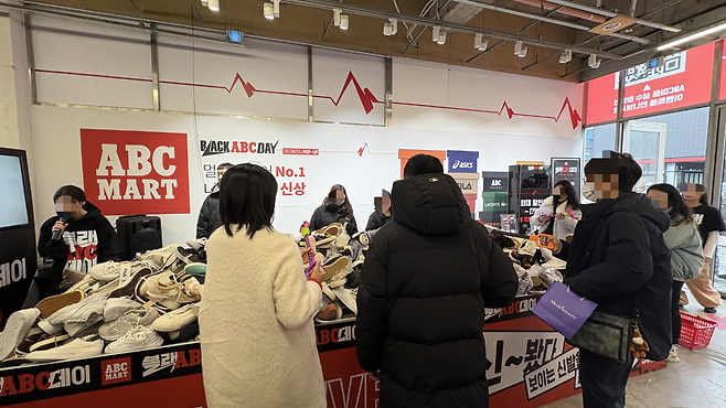 15초 내 매대에서 원하는 상품을 장난감 집게로 골라 바구니에 담는 ‘신봤다’ 이벤트 모습. 박연수 기자