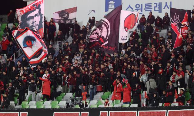 연속골에 환호하는 부천FC의 팬들. 연합뉴스