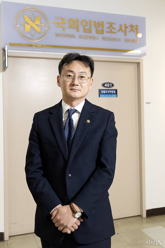 이관후 국회입법조사처장은 비상계엄 해제를 위한 법률적 검토를 담당했다. ⓒ시사IN 조남진