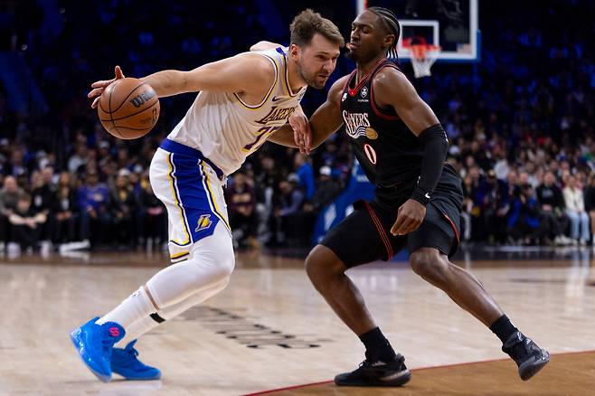 루카 돈치치가 8일 미국 펜실베이니아주 필라델피아의 엑스피니티 모바일 아레나에서 열린 필라델피아 세븐티식서스와 2025~2026 미국프로농구 정규리그 원정 경기에서 돌파를 시도하고 있다. 필라델피아 | AP연합뉴스