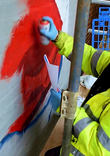 ▲ 토트넘 전문매체 ‘스퍼스 아미’에 따르면, 런던 하이로드 일대에 찰칵 세리머니를 형상화한 그래피티가 나타나기 시작했다. 일부 영상에서는 ‘SON SEVEN LEGEND’라는 문구까지 확인됐고 태극기도 손흥민의 벽화에 그려질 것으로 알려졌다.