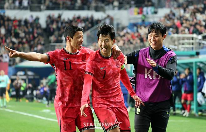 대표팀 주장 손흥민이 4일 대전월드컵경기장에서 열린 대한민국축구대표팀과 볼리비아(FIFA 랭킹 76위)와의 친선경기에서 후반전 초반 프리킥을 성공시킨 후 센추리클럽에 가입한 이재성에 공을 돌리고 있다. 2025.11.14. /사진=강영조 cameratalks@