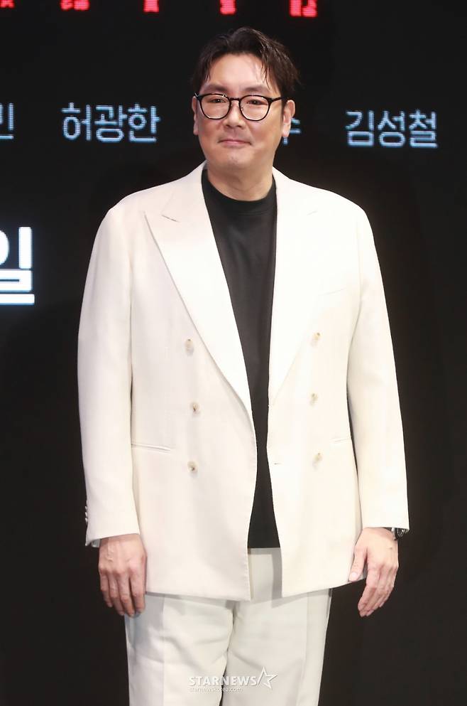 배우 조진웅이 24일 오전 서울 여의도 콘래드 호텔에서 진행된 디즈니+ 오리지널 시리즈 '노웨이아웃: 더 룰렛' 제작발표회에 참석해 포즈를 취하고 있다. 희대의 흉악범이 출소하자 200억 원의 현상금을 건 '공개살인청부'가 벌어지는 가운데, ‘죽이려는 자’와 ‘살아남으려는 자’ 사이에서 펼쳐지는 대결을 그린 '노웨이아웃: 더 룰렛'은 오는 31일 공개된다. /2024.07.24 /사진=이동훈