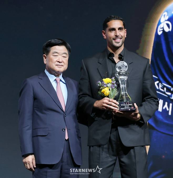 득점왕 싸박이 지난 1일 서울 홍은동 스위스그랜드호텔에서 열린 하나은행 K리그 2025 대상시상식에서 공로상을 수상후 권오갑 프로축구연맹 총재와 기념촬영을 하고 있다. /사진=강영조 선임기자