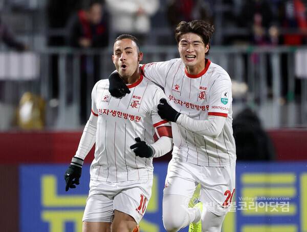 부천FC 1, 2차전 합계 4-2 승리 구단 창단 첫 K리그1 승격...전반전 14분 첫 골을 성공시키고 기뻐하는 바사니.2025.12.08.