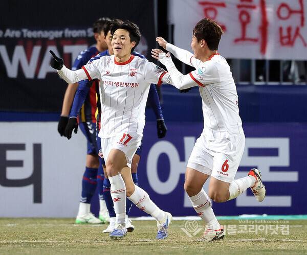 부천FC 1, 2차전 합계 4-2 승리 구단 창단 첫 K리그1 승격...전반전 23분 김규민이 두번째골을 성공시키고 기뻐하는 모습.2025.12.08.