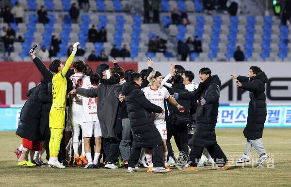부천FC 1, 2차전 합계 4-2 승리 구단 창단 첫 K리그1 승격...부천FC 선수들 기뻐하는 모습.2025.12.08.