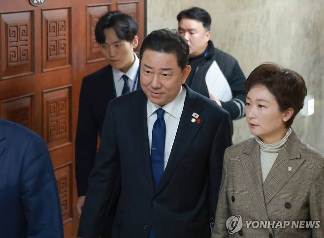 비공개 의총 참석하는 민주당 김병기 원내대표 (서울=연합뉴스) 신현우 기자 = 더불어민주당 김병기 원내대표가 8일 서울 여의도 국회에서 열린 비공개 의원총회에 참석하고 있다. 2025.12.8 nowwego@yna.co.kr