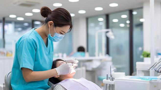 스케일링은 만 19세 이상 성인에게 연 1회 건강보험이 적용된다|출처: 클립아트코리아