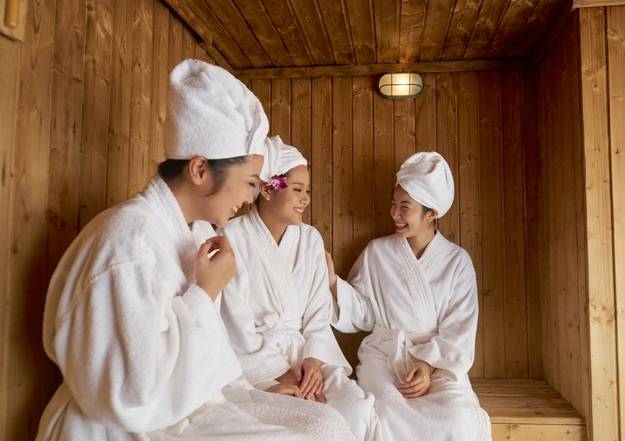 여성들이 사우나를 즐기고 있다. 감기 기운이 있어 사우나를 하면 개운한 느낌이 드는 게 사실이다. 하지만 코막힘·기침 등 감기의 주요 증상의 개선에는 이렇다 할 효과가 없다. 오히려 증상을 악화할 우려도 있다. 물을 충분히 마시고 푹 쉬고 숙면을 취하는 게 최선이다. 사진=게티이미지뱅크