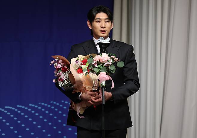 8일 서울 강남구 리베라호텔에서 열린 ‘2025 뉴트리디데이 일구상 시상식’에서 특별 공로상을 수상한 이정후가 수상 소감을 말하고 있다. 사진 | 연합뉴스