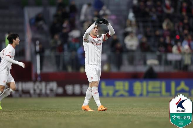 부천FC 바사니가 8일 수원종합운동장에서 치러진 하나은행 K리그 2025 승강 플레이오프 2차전 수원FC와의 경기에서 득점 이후 세리머니를 펼치고 있다. /사진=한국프로축구연맹