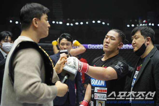 세키노 타이세이가 배동현에게 승리한 뒤 헤비급 챔피언 김태인에게 도발하고 있다. 사진제공=로드FC