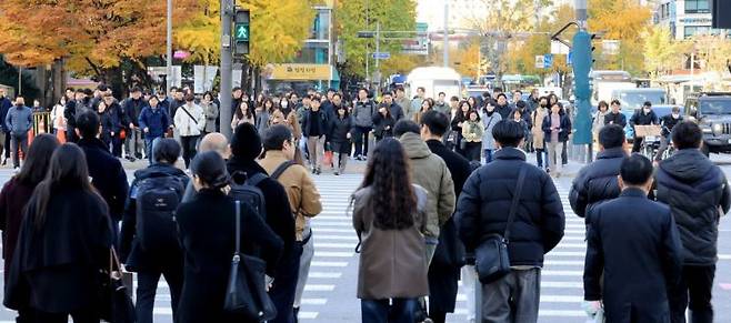 지난달 서울 광화문역 주변에서 시민들이 출근하는 모습. 연합뉴스