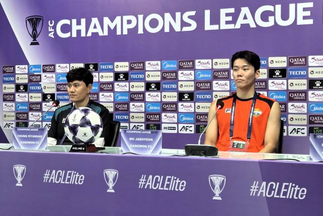 ▲ 강원FC 정경호(사진 왼쪽) 감독과 모재현이 부리람 유나이티드 FC와 2025-2026 AFC 챔피언스리그 엘리트 리그 스테이지 동아시아 6차전을 하루 앞둔 8일(한국 시간) 태국 부리람 스타디움에서 사전 기자회견에 임하고 있다. 강원FC 제공