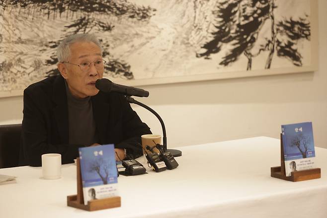 9일 서울 중구에서 열린 장편소설 '할매' 출간 기념 기자간담회에서 황석영 작가가 기자들의 질문에 답하고 있다. 창작과비평사