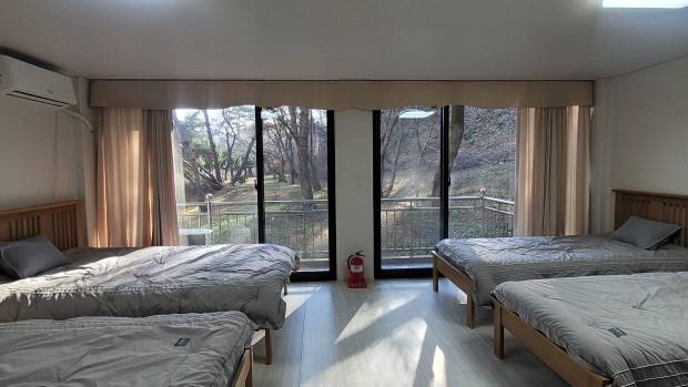 신자를 위한 피정과 일반인 대상 수도원 스테이에 제공되는 숙소.