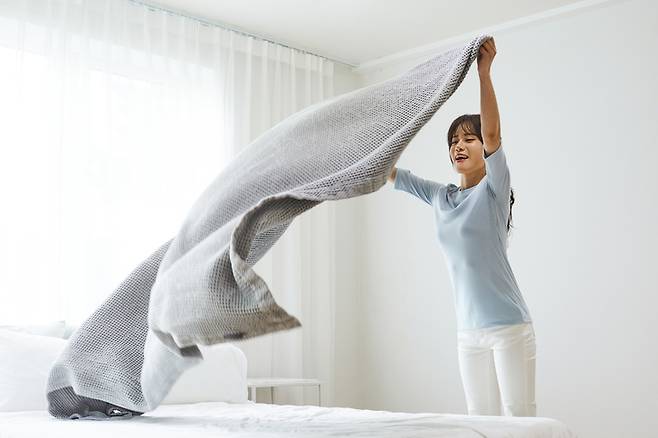 정돈된 침대는 밤에 잠잘 때 나온 습기와 온기를 가두어 뒀다. 사진= 게티이미지뱅크