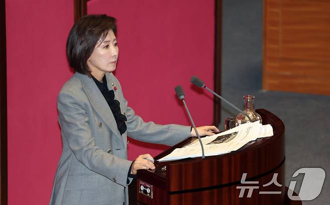 9일 서울 여의도 국회에서 열린 제429회국회(정기회) 제16차 본회의에서 나경원 국민의힘 의원이 가맹사업법 개정안에 대한 무제한토론(필리버스터)을 하는 가운데 안건과 관계 없는 토론에 대해 마이크를 끄자 대기하고 있다. 2025.12.9/뉴스1 ⓒ News1 이승배 기자