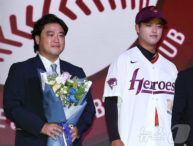 17일 오후 서울 송파구 롯데호텔 월드에서 열린 ‘2026 KBO 신인 드래프트’에서 1라운드 1순위로 키움 히어로즈에 선발된 박준현이 아버지 박석민 전 코치와 기념 촬영을 하고 있다. 2025.9.17/뉴스1 ⓒ News1 김진환 기자