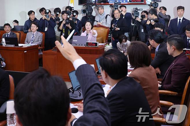 추미애 위원장과 신동욱 국민의힘 의원이 10일 서울 여의도 국회에서 열린 법제사법위원회 전체회의에서 언쟁을 벌이고 있다. 2025.12.10/뉴스1 ⓒ News1 신웅수 기자