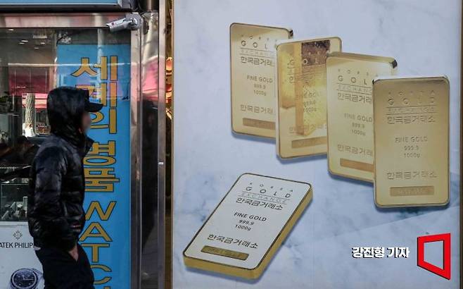 금값이 고공행진하며 골드바 품귀현상이 벌어지고 있는 18일 서울 종로구 한국금거래소 종로본점 외벽에 골드바 사진이 붙어 있다. 2025.2.18. 강진형 기자