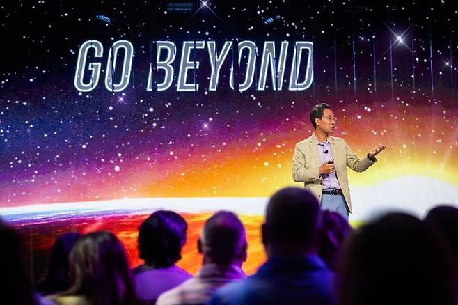 이동훈 SK바이오팜 대표가 지난 2월 미국 라스베이거스에서 열린 2025 내셔널 세일즈 미팅에서 발표하고 있다. ⓒSK바이오팜