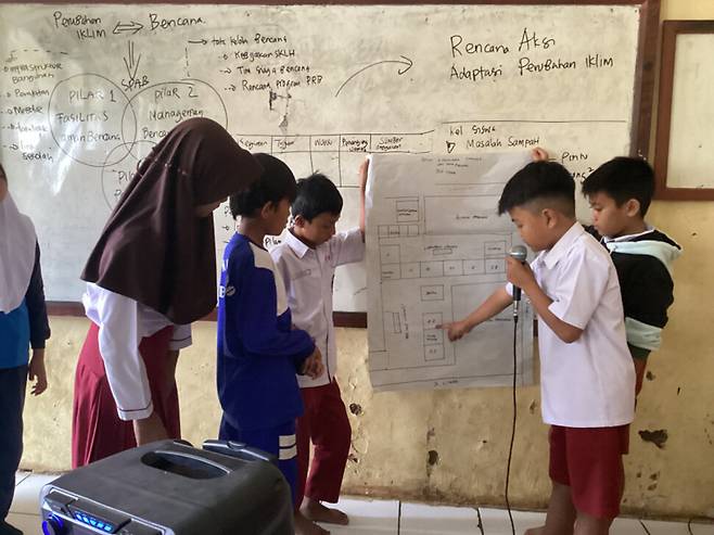 세이브더칠드런코리아는 인도네시아 반둥 지역 10개 학교에서 아동 참여형 기후변화 적응 실행 계획을 수립하고 기후 대응 활동과 재난 대비 훈련을 진행하고 있다. 세이브더칠드런 제공