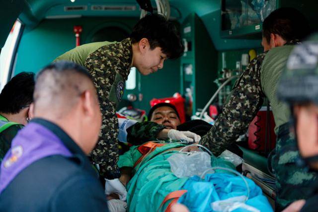 7일 캄보디아 국경지대인 태국 시사켓주에서 태국 병사가 캄보디아군과의 충돌 과정에서 부상을 입은 뒤 병원으로 호송되고 있다. 시사켓=EPA 연합뉴스