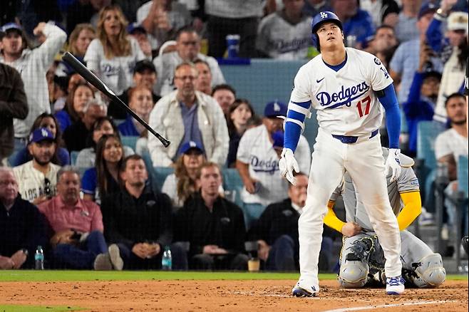 <yonhap photo-4873=""> Los Angeles Dodgers' Shohei Ohtani watches his home run against the Milwaukee Brewers during the fourth inning in Game 4 of baseball's National League Championship Series, Friday, Oct. 17, 2025, in Los Angeles. (AP Photo/Mark J. Terrill)/2025-10-18 16:05:05/ <저작권자 ⓒ 1980-2025 ㈜연합뉴스. 무단 전재 재배포 금지, AI 학습 및 활용 금지></yonhap>