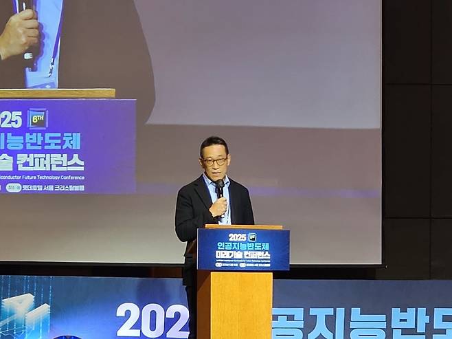 김천성 SK하이닉스 부사장이 10일 서울 소공동 롯데호텔에서 열린 '2025 인공지능 반도체 미래기술 컨퍼런스'에서 회사의 SSD 기술에 대해 설명하고 있다. /사진=한경DB