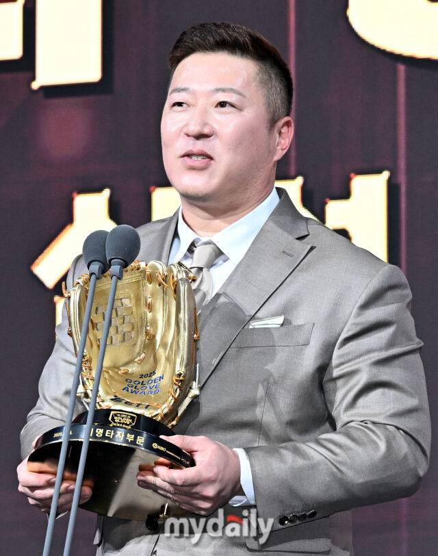 삼성 최형우가 9일 오후 서울 잠실 롯데호텔에서 진행된 '2025 KBO 골든글러브 시상식'에서 지명타자 골든글러브를 수상하고 있다./잠실=송일섭 기자