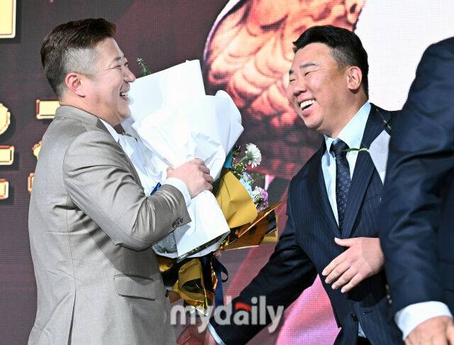 KIA 이범호 감독이 9일 오후 서울 잠실 롯데호텔에서 진행된 '2025 KBO 골든글러브 시상식'에서 지명타자 골든글러브를 수상한 최형우를 격려하고 있다./잠실=송일섭 기자