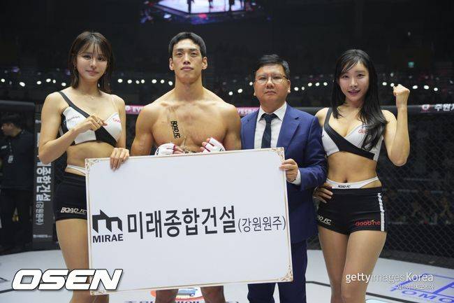 로드FC 초대 웰터급 챔피언 유냍영. / 로드FC