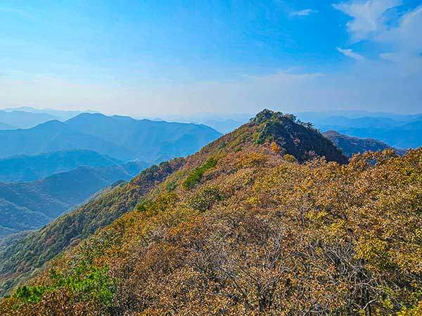 선녀남봉(667.2봉) 바위 조망 터에서 바라본 써레봉 방향, 올라보고 싶은 충동에 잠시 다녀왔다.