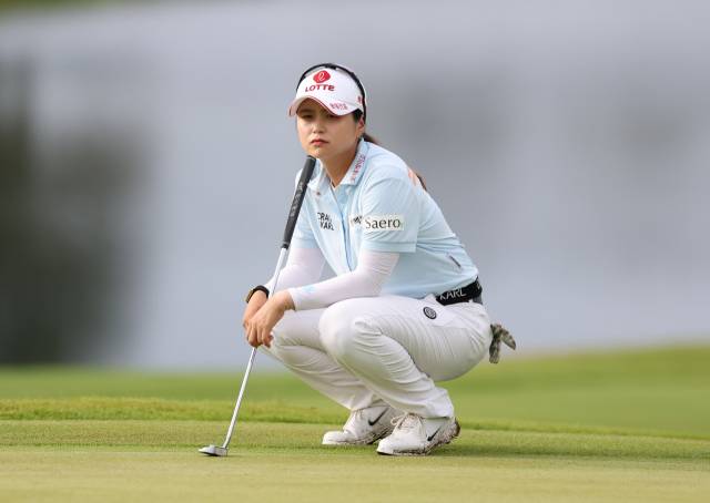 그린 경사를 파악하고 있는 최혜진. 사진 제공=대홍 기획