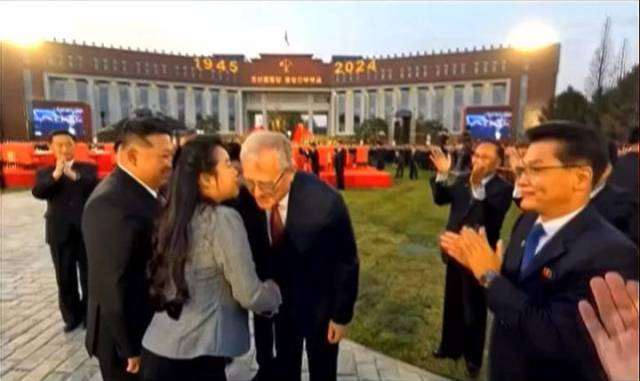 북한 노동당 중앙간부학교에서 열린 당 창건 79주년 경축공연에서 김정은 딸 주애가 알렉산드르 마체고라 주북 러시아 대사와 인사하는 모습을 조선중앙TV가 11일 보도했다. 2024.10.11. 조선중앙TV 캡쳐