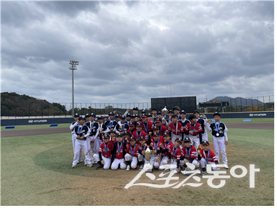 결승전을 마친 뒤 나란히 선 한천초(빨강), 부산교대부설초 학생들. 사진|한정흠 학생기자