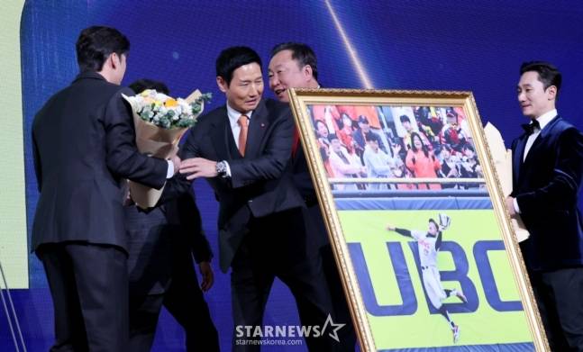 LG 박해민이 9일 서울 잠실 롯데호텔 월드에서 열리는 2025 신한 SOL뱅크 KBO 골든글러브 시상식에서 골든포토상을 수상하고 염경엽 감독, 차명석 단장, 신민재의 축하를 받고 있다. /사진=강영조 선임기자