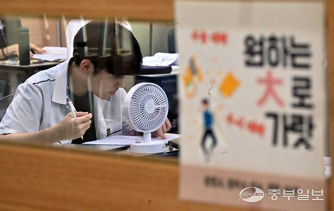 2025학년도 대학수학능력시험을 50일 앞둔 25일 오전 수원시 영통구 효원고등학교에서 3학년 학생들이 수업 준비를 하고 있다. 김경민기자