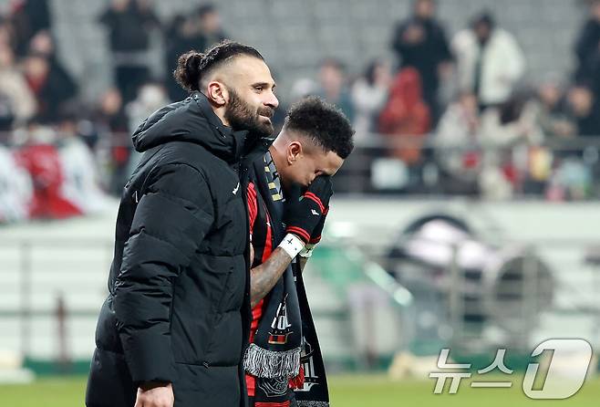 10일 서울 마포구 월드컵로 서울월드컵경기장에서 열린 2025~2026시즌 아시아축구연맹(AFC) 챔피언스리그 엘리트(ACLE) 리그 스테이지 6차전 FC서울과 멜버른 시티 경기 종료 후 진행된 환송행사에서 눈물을 훔치고 있다. 2025.12.10/뉴스1 ⓒ News1 이호윤 기자