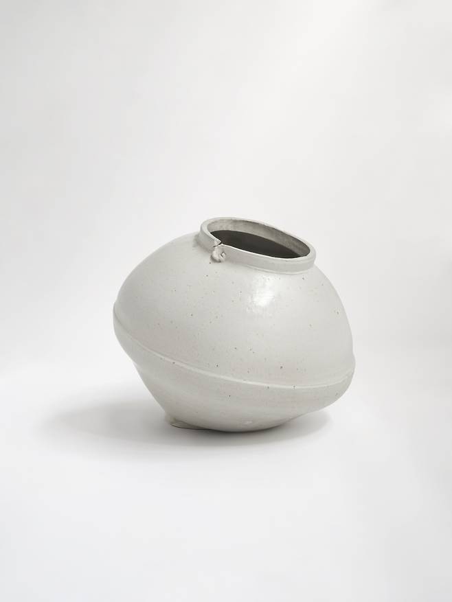 이헌정, Jar, 2023, Clay and glaze, 51 x 54 cm, 사진: 박우진, (글래드스톤 갤러리 제공)