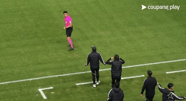전북현대 타노스 코치와 주심이 전북현대-대전하나시티즌의 하나은행 K리그1 2025 36라운드 경기에서 설전을 벌이고 있다. /사진=쿠팡플레이
