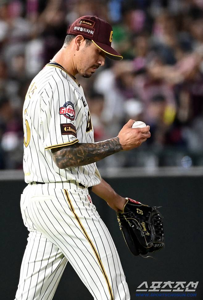 20일 부산 사직야구장에서 열린 키움과 롯데의 경기, 6회초 무사 1,2루 롯데 벨라스케즈가 키움 송지후에게 1타점 2루타를 허용하며 아쉬워하고 있다. 부산=허상욱 기자wook@sportschosun.com/2025.09.20/