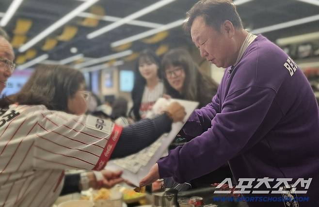 LG 트윈스 차명석 단장이 10일 열린 우승 기념 맥주 파티에서 경품 추첨을 진행하고 있다. 권인하 기자