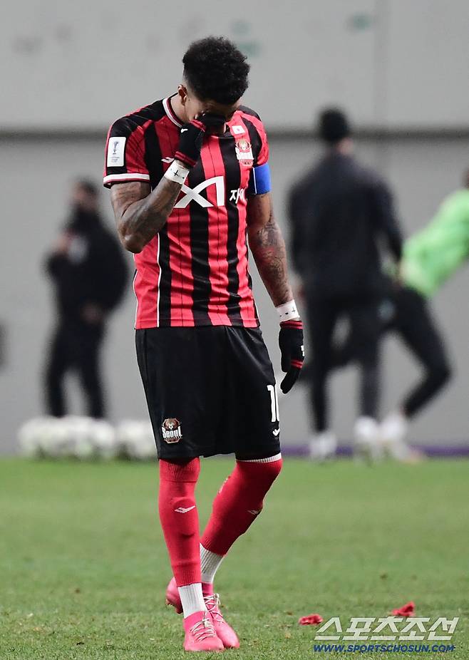 10일 오후 서울월드컵경기장에서 아시아챔피언스리그 엘리트(ACLE) 리그 6차전 FC서울과 멜버른시티FC의 경기가 열렸다. FC서울과 멜버른이 1-1 무승부를 기록했다. 경기 종료 후 FC서울 제시 린가드 환송행사가 열렸다. 전광판 영상을 지켜본 후 눈물을 보이고 있는 린가드. 상암=송정헌 기자songs@sportschosun.com/2025.12.10/