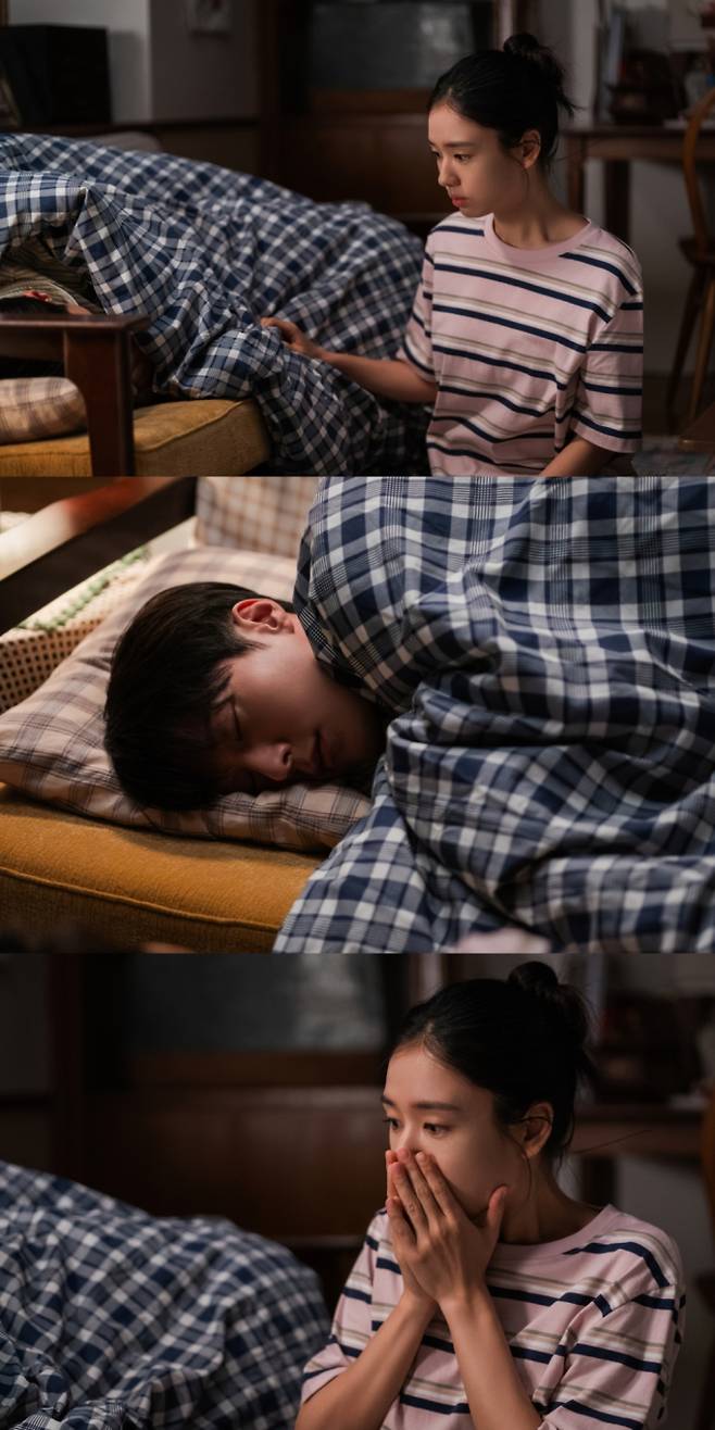 안은진, 잠든 장기용에 시선고정 (키스는괜히해서) (제공: SBS)