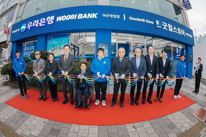 11일 경기 여주시 사회공헌형 은행점포인 '굿윌브랜치 여주점' 개점식에서 이정섭 우리금융지주 상무, 김동성 우리은행 경기남부영업본부장 등 참석자들과 기념 촬영하고 있다. 우리금융그룹 제공