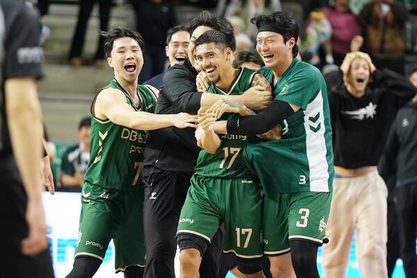 11일 원주 디비(DB)와 서울 에스케이(SK) 경기에서 이선 알바노(DB)가 종료 1.1초 전 득점에 성공하고 역전승을 이끈 뒤 기뻐하고 있다. 프로농구연맹 제공