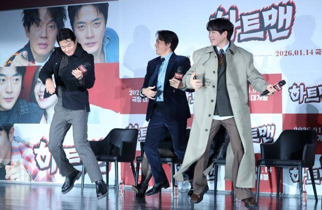 배우 권상우(왼쪽부터), 박지환, 표지훈이 11일 오전 서울 광진구 롯데시네마 건대입구에서 열린 영화 '하트맨'(감독 최원섭) 제작보고회에서 안무를 선보이고 있다. 뉴시스